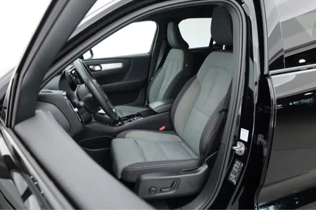 Volvo XC40 (2022) thumbnail 3