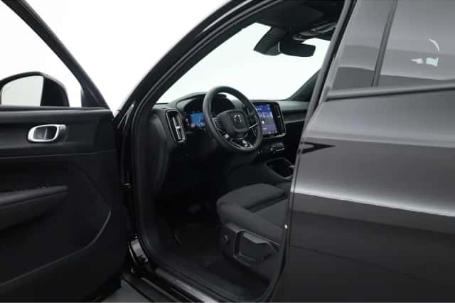 Volvo XC40 (2023) thumbnail 4