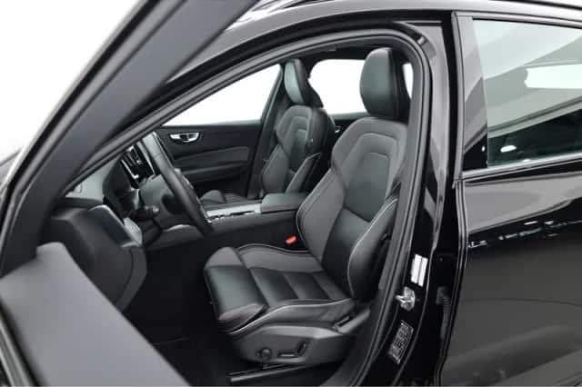 Volvo XC60 (2022) thumbnail 3