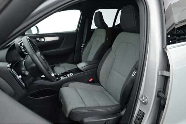 Volvo XC40 (2023) thumbnail 3