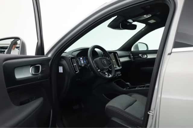 Volvo XC40 (2023) thumbnail 4