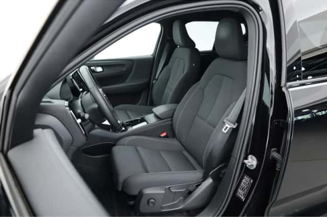 Volvo XC40 (2023) thumbnail 3