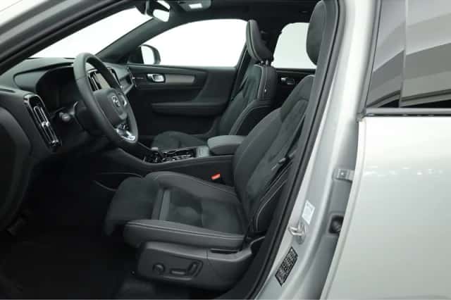 Volvo XC40 (2023) thumbnail 3
