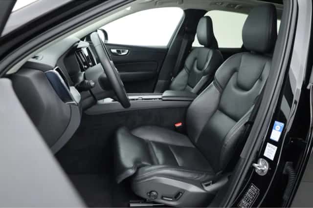 Volvo XC60 (2023) thumbnail 3