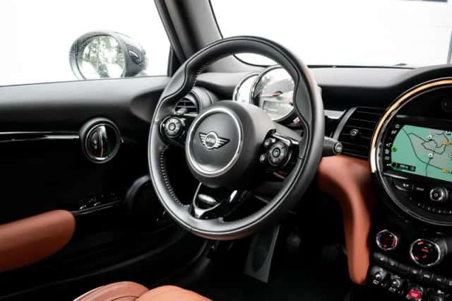MINI Cabrio (2018) thumbnail 3