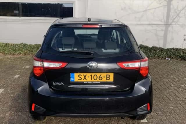 Toyota Yaris (2018) thumbnail 3