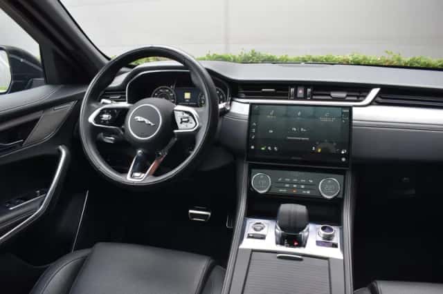 Jaguar F-Pace (2022) thumbnail 4