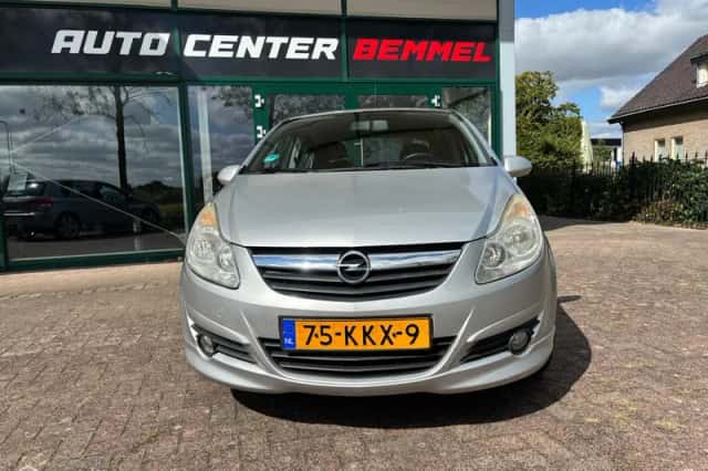 Opel Corsa (2010) thumbnail 2
