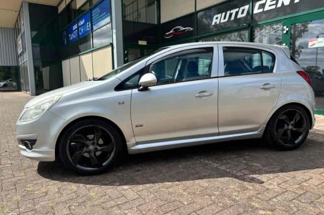 Opel Corsa (2010) thumbnail 3
