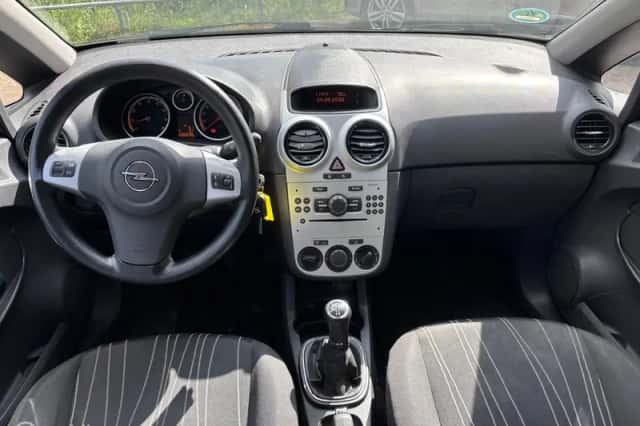 Opel Corsa (2010) thumbnail 4