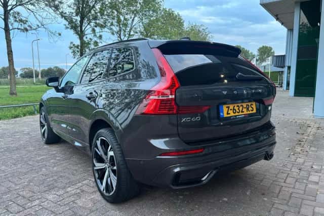 Volvo XC60 (2022) thumbnail 3