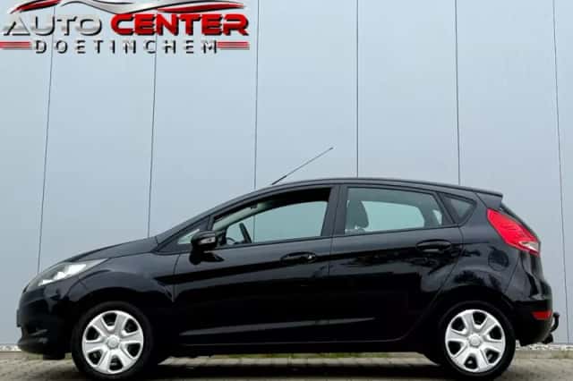 Ford Fiesta (2010) thumbnail 2