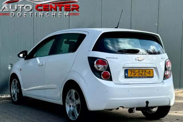 Chevrolet Aveo (2011) thumbnail 2