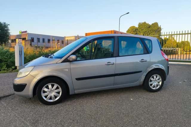 Renault Scénic (2004) thumbnail 2