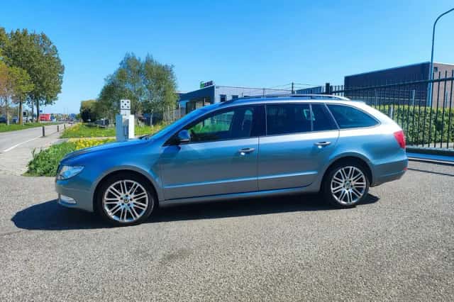 Škoda Superb (2010) thumbnail 2