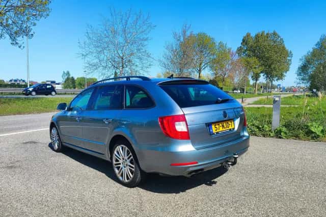Škoda Superb (2010) thumbnail 3