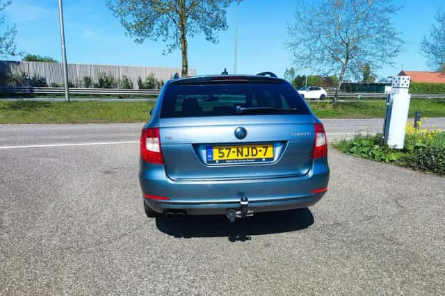 Škoda Superb (2010) thumbnail 4