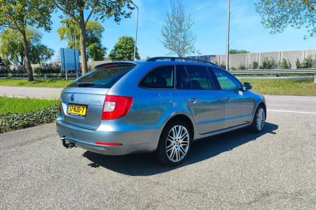 Škoda Superb (2010) thumbnail 5