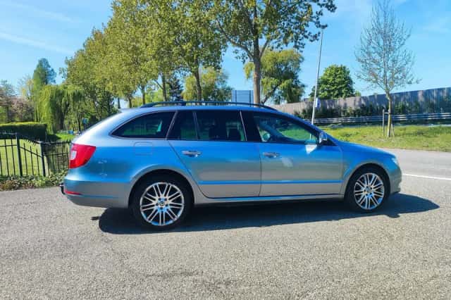 Škoda Superb (2010) thumbnail 6