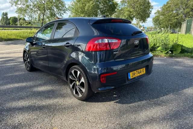 Kia Rio (2015) thumbnail 3