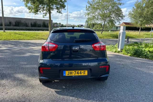 Kia Rio (2015) thumbnail 4