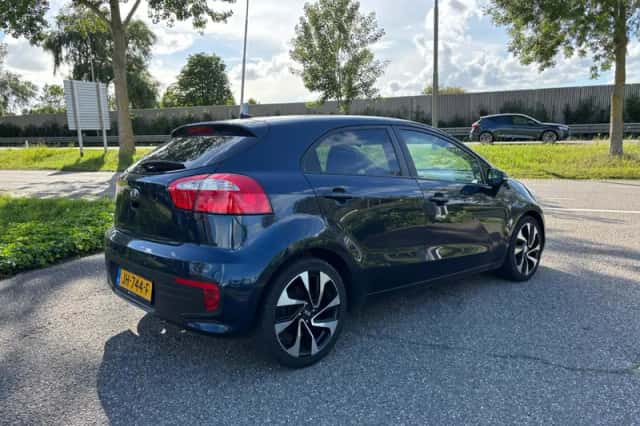 Kia Rio (2015) thumbnail 5