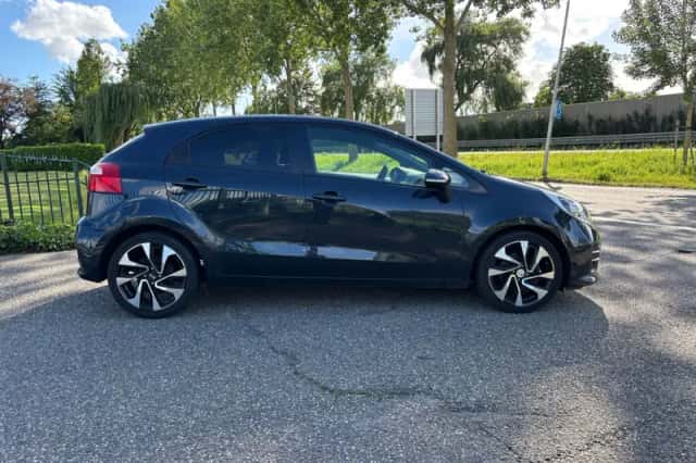 Kia Rio (2015) thumbnail 6