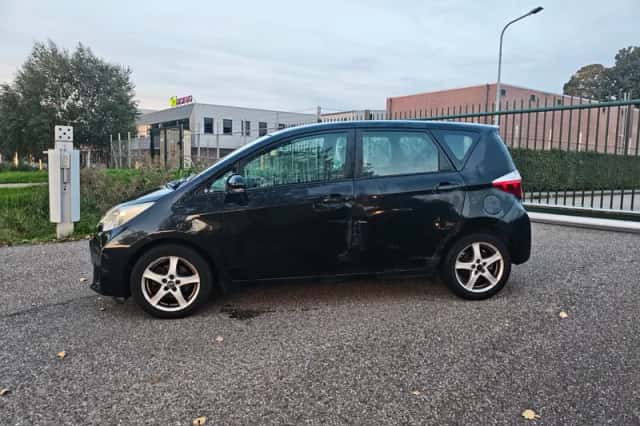 Toyota Verso (2011) thumbnail 2