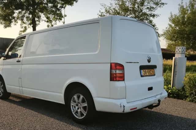 Volkswagen Transporter (2009) thumbnail 3