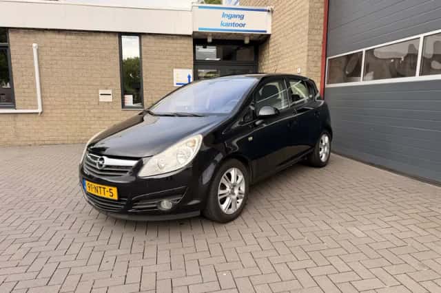 Opel Corsa (2010) thumbnail 3
