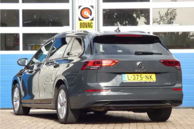 Volkswagen Golf (2021) thumbnail 2