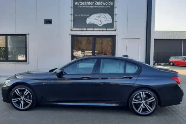 BMW 7-Serie (2017) thumbnail 2