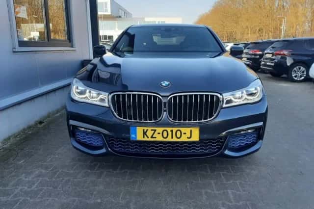 BMW 7-Serie (2017) thumbnail 3