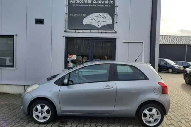 Toyota Yaris (2006) thumbnail 2
