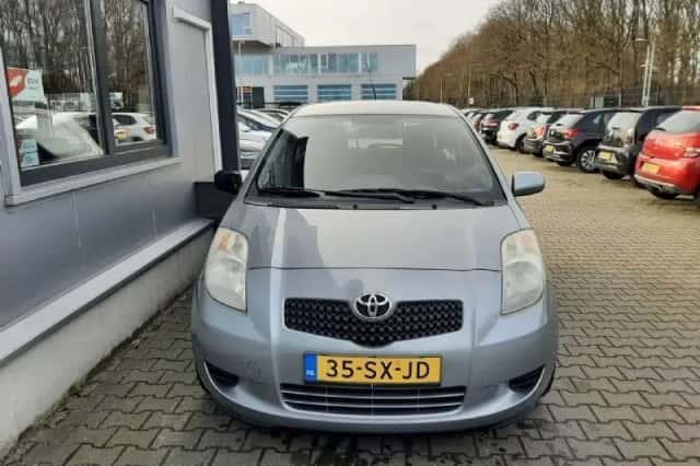 Toyota Yaris (2006) thumbnail 3
