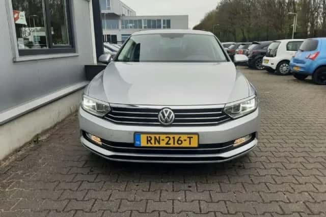 Volkswagen Passat (2018) thumbnail 3