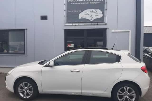 Alfa Romeo Giulietta (2010) thumbnail 2