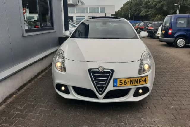 Alfa Romeo Giulietta (2010) thumbnail 3