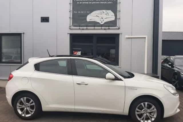 Alfa Romeo Giulietta (2010) thumbnail 5