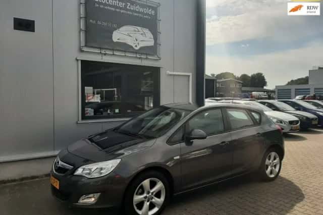 Opel Astra (2012) thumbnail 1