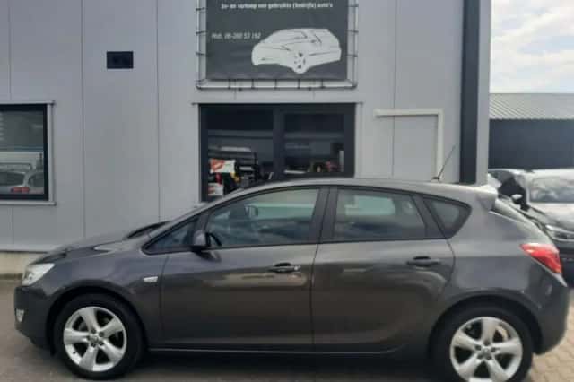 Opel Astra (2012) thumbnail 2