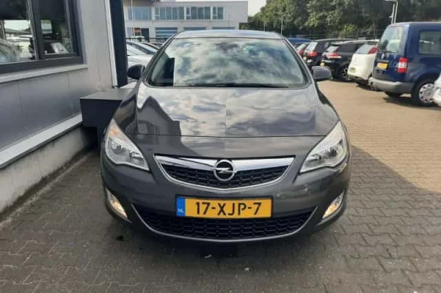 Opel Astra (2012) thumbnail 3