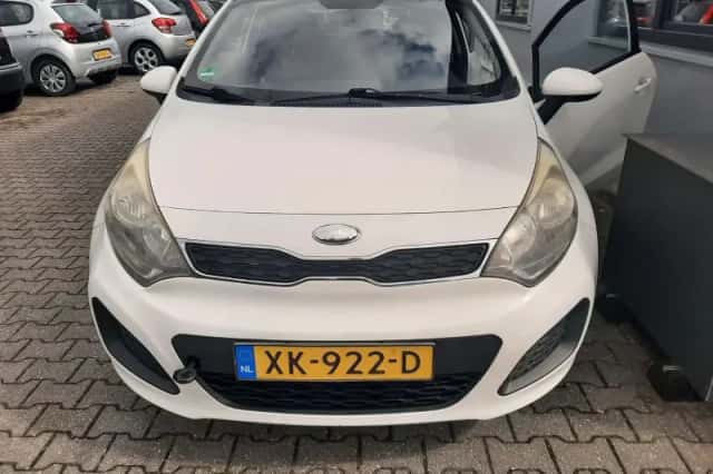 Kia Rio (2013) thumbnail 2