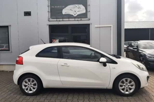 Kia Rio (2013) thumbnail 3