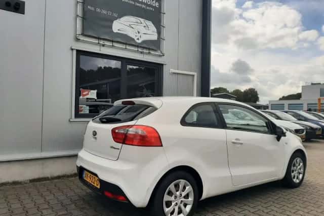 Kia Rio (2013) thumbnail 4