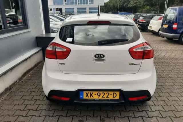 Kia Rio (2013) thumbnail 5