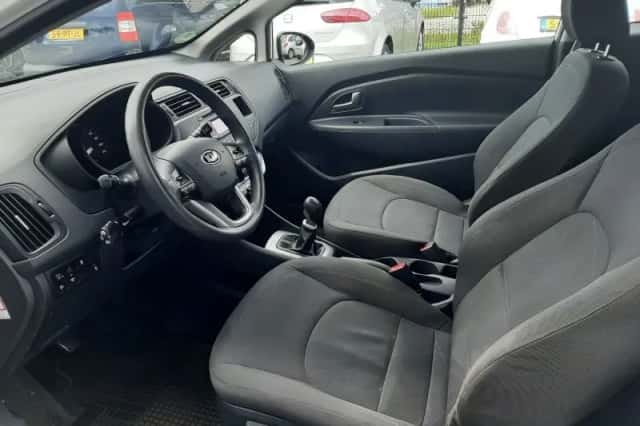 Kia Rio (2013) thumbnail 6