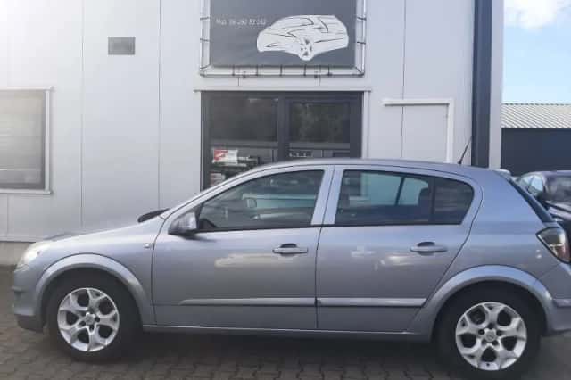 Opel Astra (2008) thumbnail 2