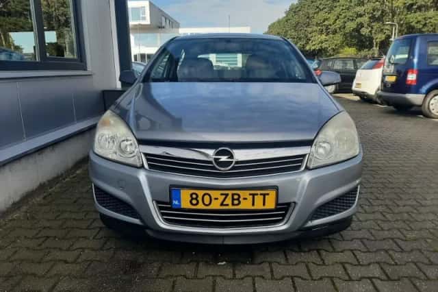 Opel Astra (2008) thumbnail 3