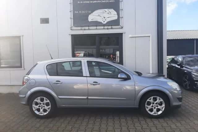 Opel Astra (2008) thumbnail 4